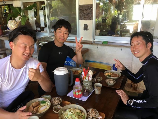 腹ごしらえは沖縄そば!_R-MATES Okinawa Diving Club