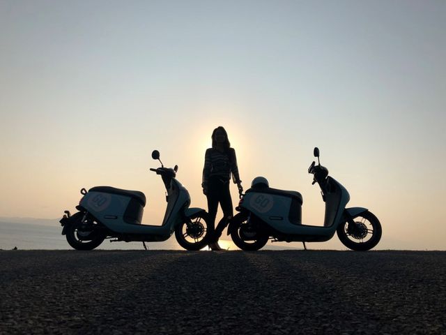 夕日をバックにパシャリ♪思い出の一枚にwith Gogoroで_電動スクーターシェアリング e-SHARE石垣