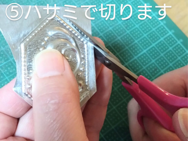 ペーストが乾いたらハサミでカットして
ベースに接着剤で貼ります_Vermilion クラフト