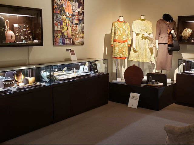 常設展オートクチュールの展示室です。ミリアムハスケルなど、ハリウッド全盛期のコスチュームジュエリーをご覧いただけます。_アクセサリーミュージアム