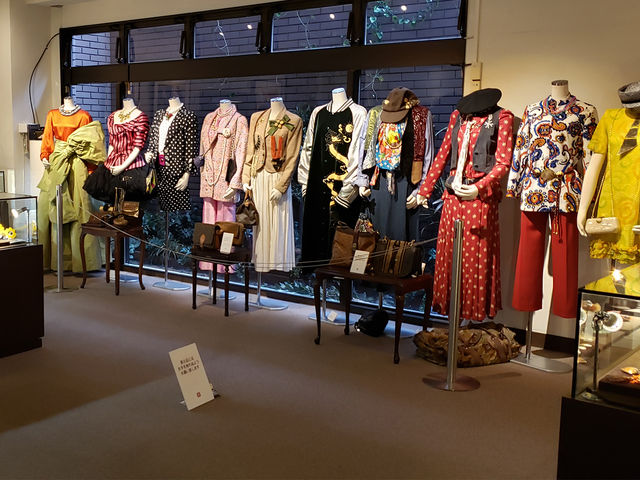 常設展プレタポルテの展示室です。時代のアイコンとなるコーディネートを展示しています。_アクセサリーミュージアム