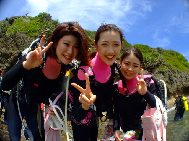 コースご参加の7割以上は女性ゲストです。かわいい器材や写真がキレイだから選ばれています!!_沖縄ダイビングめんそーれ