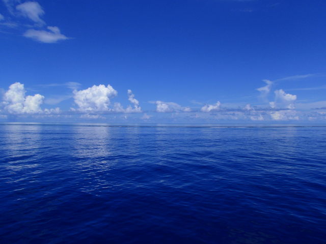 凪の日は空が写る海_ブルーフォレスト宮古島