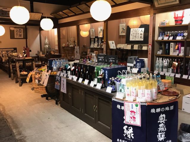趣ある店内でお買物を楽しめます。_奥飛騨酒造(旧高木酒造)