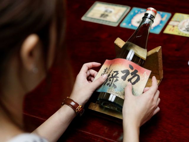 簡単に貼れますよ♪
蔵元の豆菓子もプレゼント♪_奥飛騨酒造(旧高木酒造)