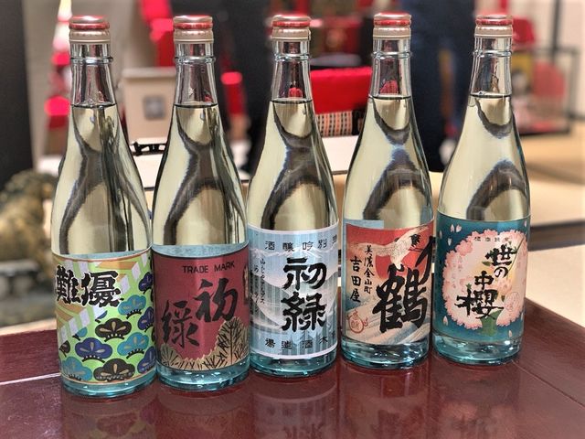 粋なレトロラベルを選んで貼っていただき、お持ち帰りいただけます。_奥飛騨酒造(旧高木酒造)