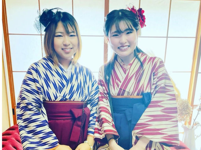 お着物にぴったりのアンティークなソファにお座りになって写真を撮ってみませんか?
袴姿も大人気。着物と同じ料金で着ることができます。_長崎きもの乙女プロジェクト