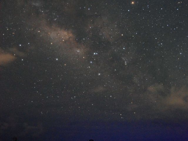 月の無い日は「記念写真ツアー」
宮古島の星空をバックに、記念写真をお撮りします。_南の島の星空ガイド ぱいがぷす
