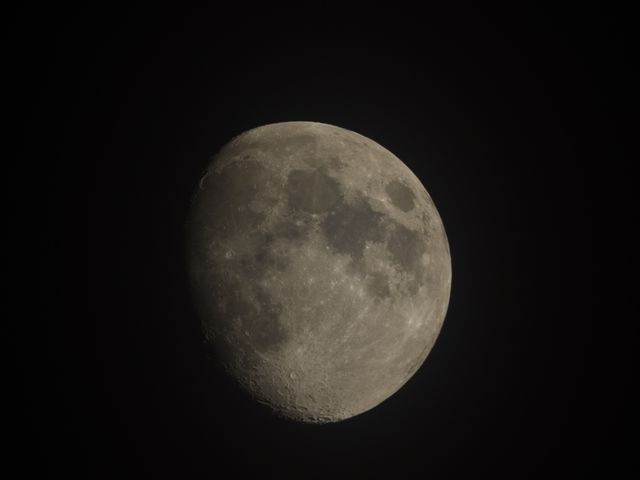 月のある日は「望遠鏡ツアー」
望遠鏡で月や惑星などを観察します。_南の島の星空ガイド ぱいがぷす
