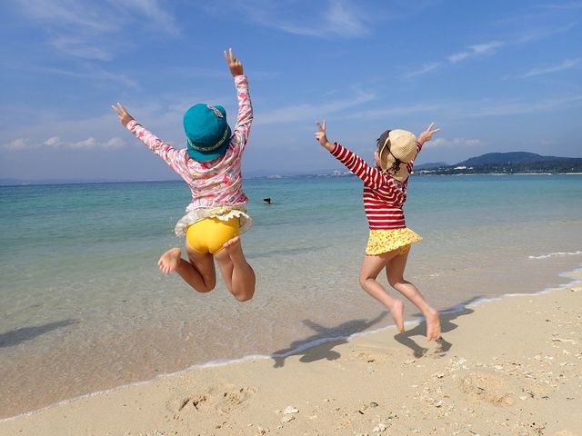 ねぇ、パパ海が透きとおってる、見て見て、カニさんがいるよっ!やったぁ!(^^)!_sea mahina