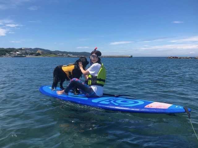 店舗前の海岸でSUP_ソルティーズ パドルスポーツ