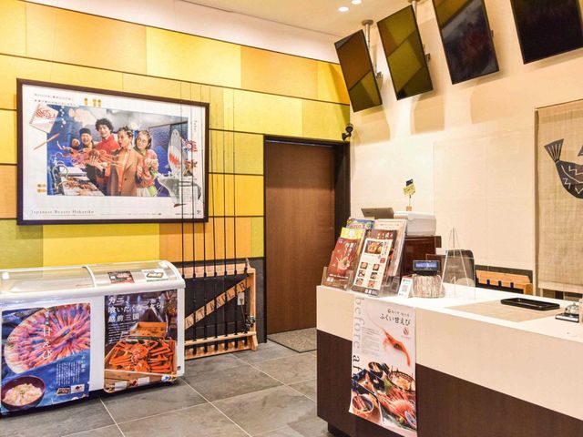 1Fの受付けロビー
※こちらにスタッフがおりますので、釣り教室に予約した旨をお伝えください。_みくに隠居処(おさかな集積所おとと)