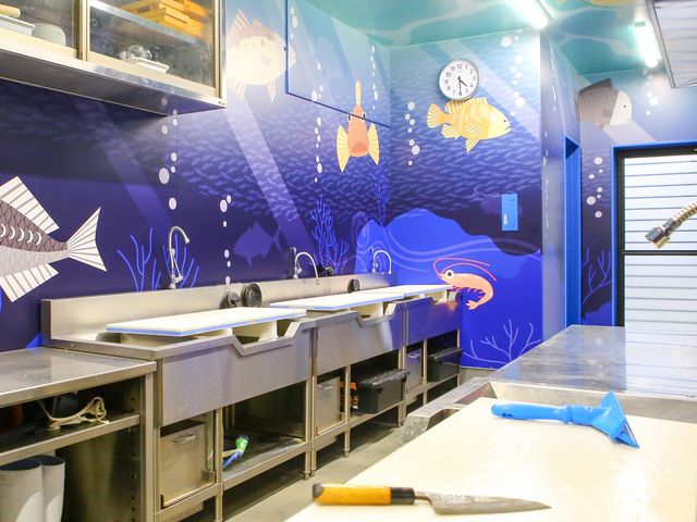 釣った魚は、お店に戻って捌きます!目の前でプロが捌く姿を見れます!持ち帰りや捌き体験もOK!_みくに隠居処(おさかな集積所おとと)
