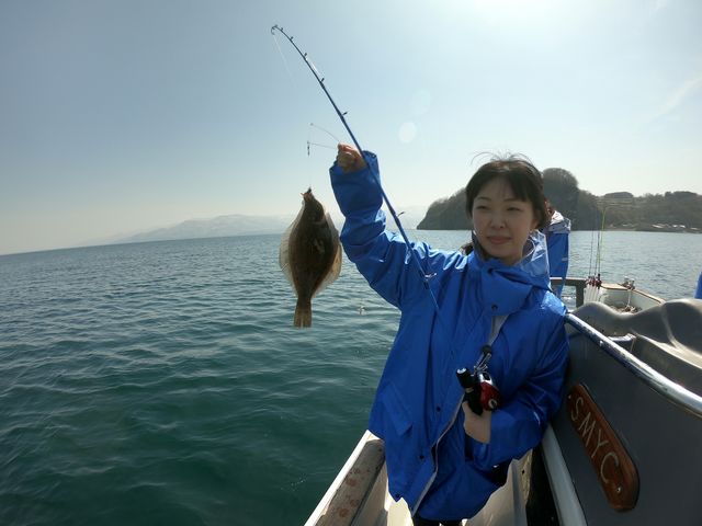 カレイが釣れました。_小樽 青の洞窟 釣り体験付きクルーズ