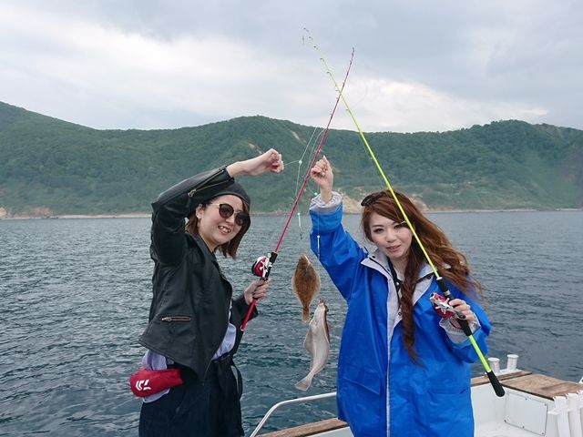 カレイが釣れました。_小樽 青の洞窟 釣り体験付きクルーズ
