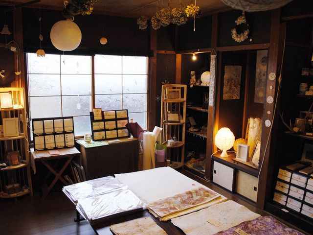 工房にはショップがあり、様々な手すき和紙製品をご購入いただけます_蝦夷和紙工房 紙びより