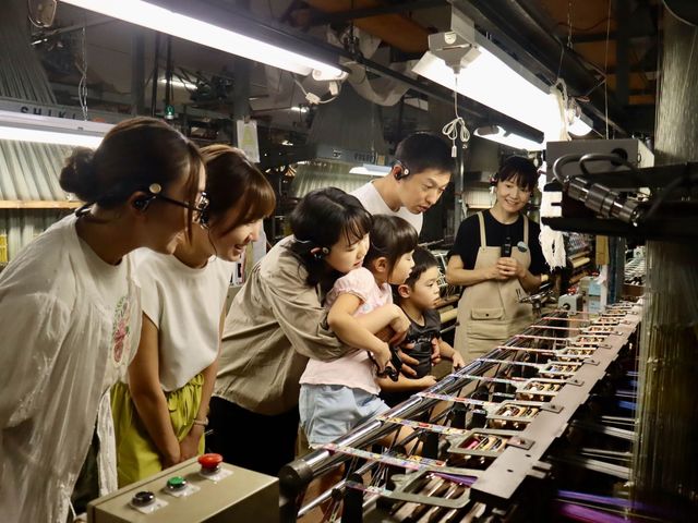 一斉に数十本のリボンを織り上げる様子は圧巻!間近でご覧いただきます!_エイトリボン(レピヤンリボン)