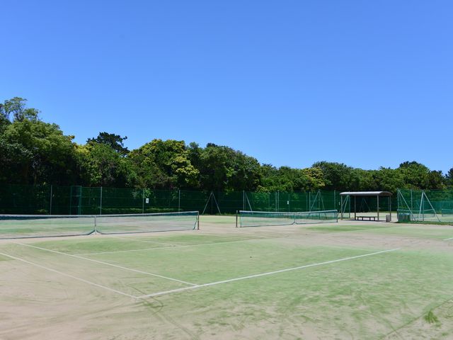 18面ある自慢のコートです。_海の中道マリーナ&テニス
