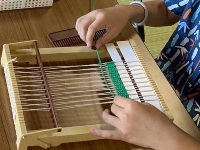 お子様には「カラフルコースター」作りを体験していただきます。_作州絣保存会