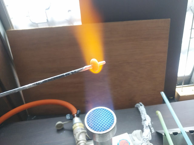 小型のバーナーでガラス棒を溶かして作ります。_ゲストハウス古い町並み