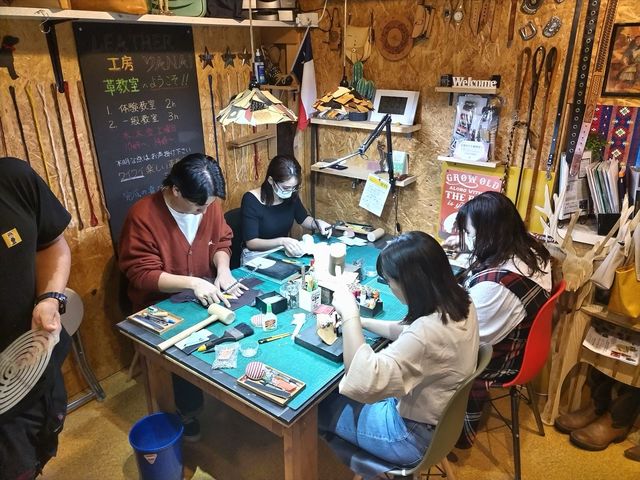 レザークラフト受講中_LEATHER工房YANAI 革教室