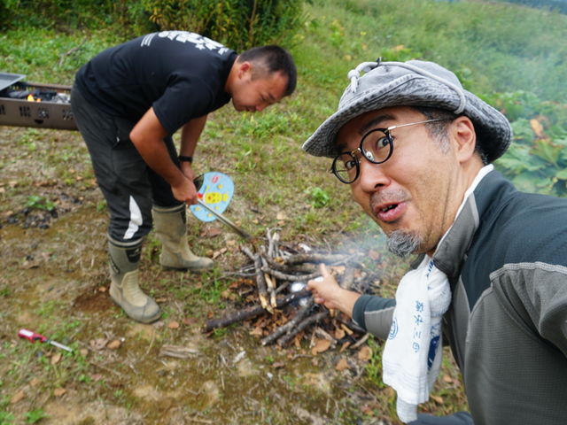 アウトドアで自分たちで料理!開放的な空間なので3密の心配もいりません。_なべくら高原 ひぐらし農場