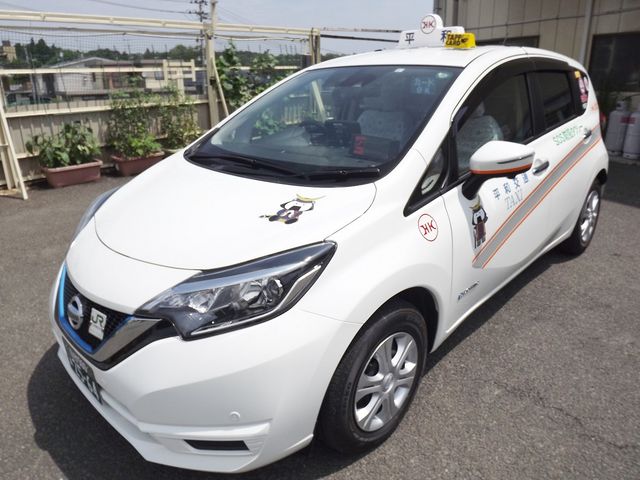 日産ノート!自家用車としても人気!_平和交通株式会社