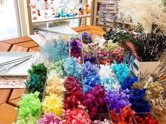 色とりどりのお花たちは見ているだけでも美しく、癒やされるとお声をいただきます。_HappiNest×ハーバリウム(湘南茅ヶ崎)