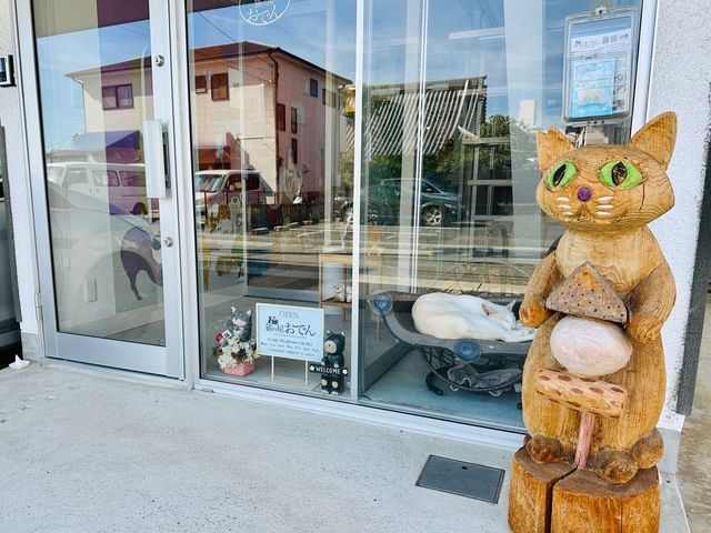 当店の入り口です。チェーンソーアートの「おでん君」が目印♪_猫カフェ 猫の屋おでん