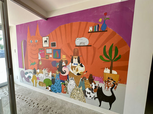 店舗入口には、インパクトのある壁紙が!入店前から楽しめます♪_猫カフェ 猫の屋おでん