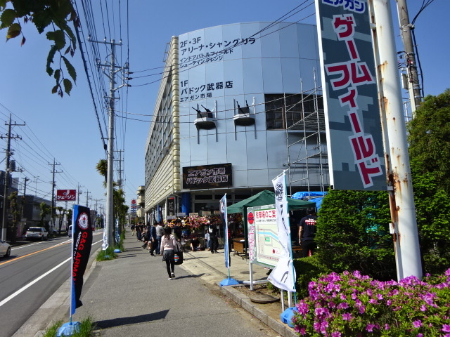 店舗外観です。
1Fが販売所、2Fがフィールドになっています。_サバイバルゲームフィールドアリーナシャングリラ
