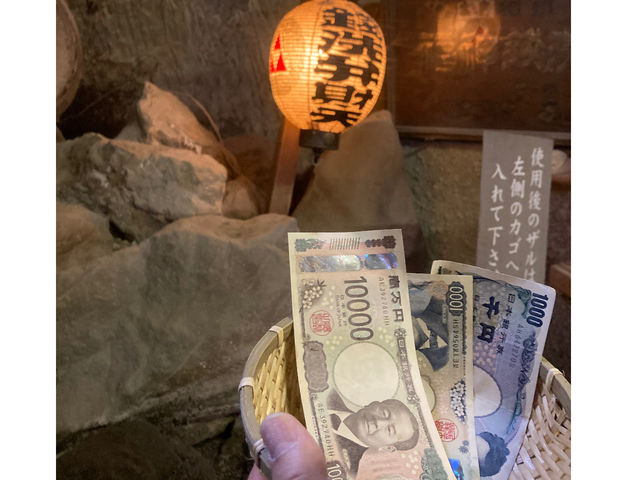 鎌倉時代から湧き出す、銭洗弁財天の名水でお金を清めましょう!
_ミラクルミホの鎌倉散歩ツアー