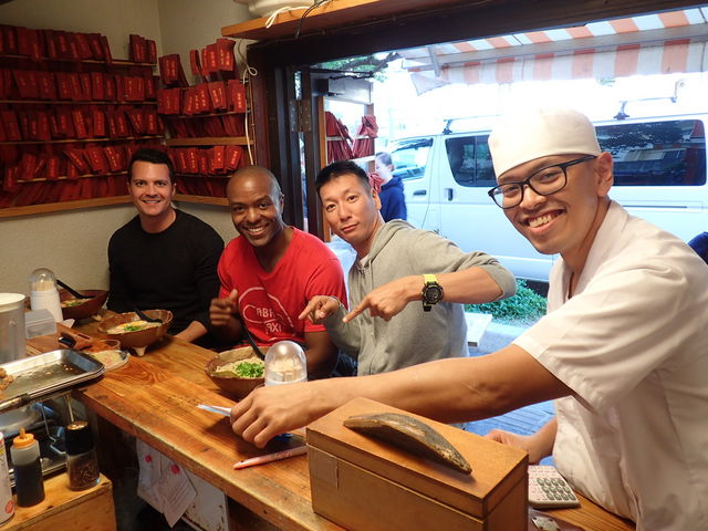 ダイビング終了後みんなで沖縄でしか食べられないラーメンを堪能!(提携・サイドメニュー無料)_フリースタイル沖縄ダイビング