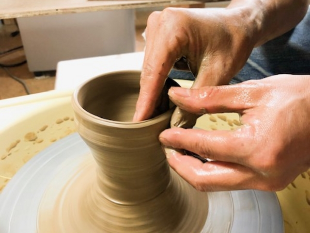 電動ろくろ作陶中_山の木窯