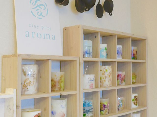 ルミネ新宿など百貨店で委託販売している作品を実際に見て購入することも可能。自社通販サイトには載っていないレアな作品にも巡り会えるかも。_staypure