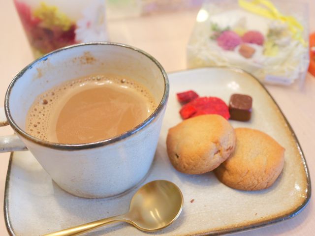 ドリンクとお菓子付き!キャンドルが固まる間は、お菓子を食べながら女子会が盛り上がります。_staypure