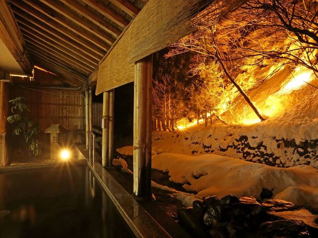 ハチ北で唯一の露天風呂。渓流添いの雪景色が素晴らしい。_ハチ北温泉 お宿ひさ家