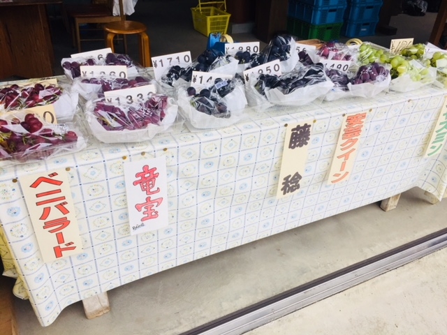 店頭販売(時期によって種類が異なります)_ぶどうやあべ