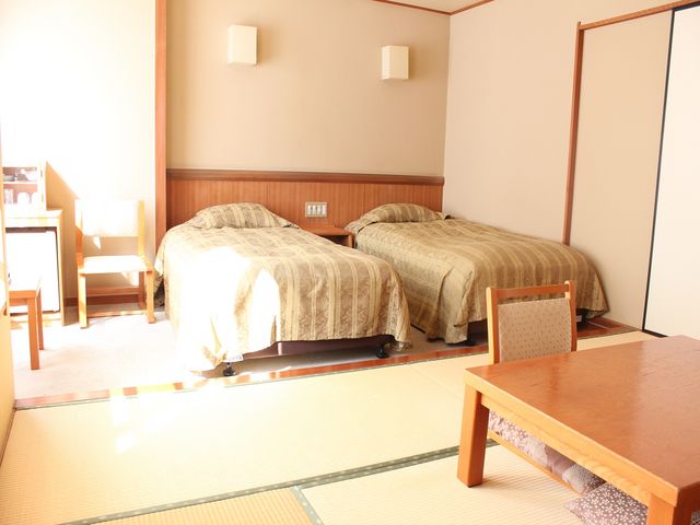 明るい和洋室は3階に全3室こちらは川側のお部屋です。【光雲】_旅館まんりょう