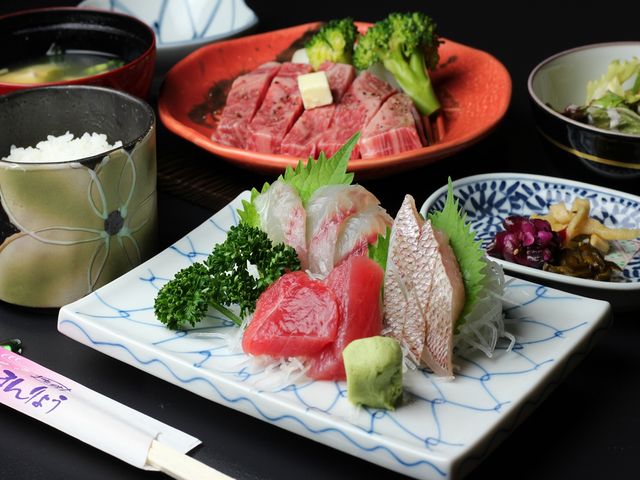 A5ランクのサーロイン、お刺身、シーザーサラダ、お味噌汁、お漬物。美味しいものだけをご用意しました_旅館まんりょう