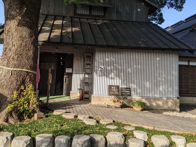 くすの木の下の建物です。_ばんどう陶芸教室