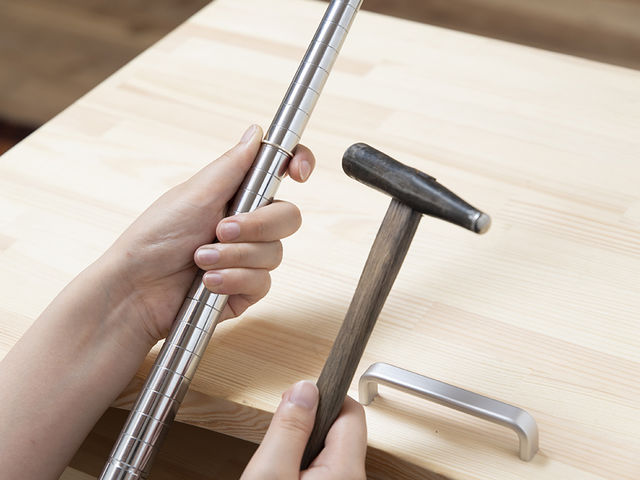指輪制作の最終工程の表面に模様をつける作業を体験できます_aisorashi-アイソラシ