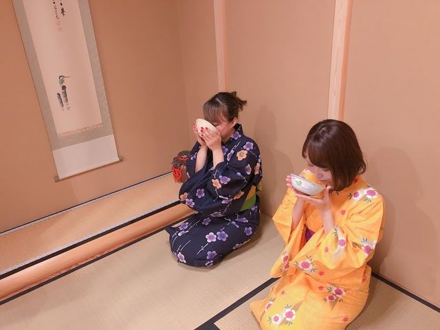 お抹茶の飲み方など、茶道の簡単なマナーをお教えします。もちろん正座ができなくても大丈夫です。_茶道具かきぬま