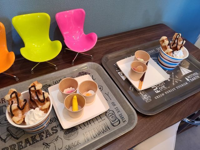 選んだトッピングが運ばれてきたら体験スタート!_ドラスルカフェ