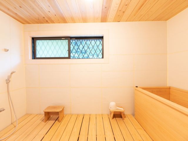【東濃檜の檜風呂です。】檜の香り良く、軟らかな山水が好評です。_山県古民家ちごのもり