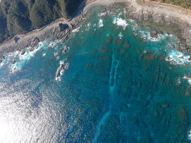 透き通った海と、ジオパークの雄大な海岸地形も見どころ!_南紀パラグライダー