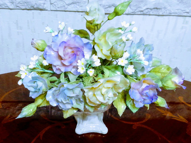 薔薇とカスミ草のクレイフラワーは定番ですね。_クレイフラワーPASTEL