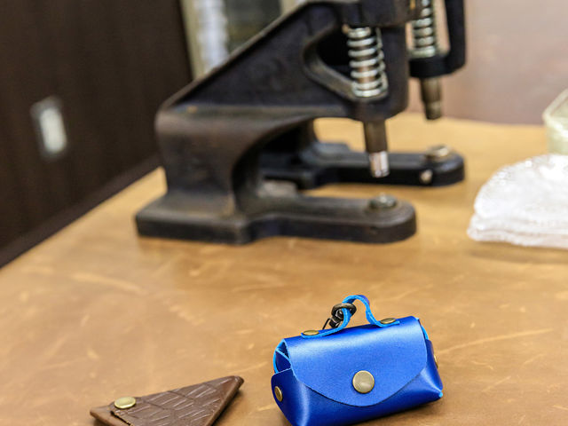 店内のかばんづくり体験工房では革小物の製作体験ができます。ミニバッグで約15分。_かばんの館