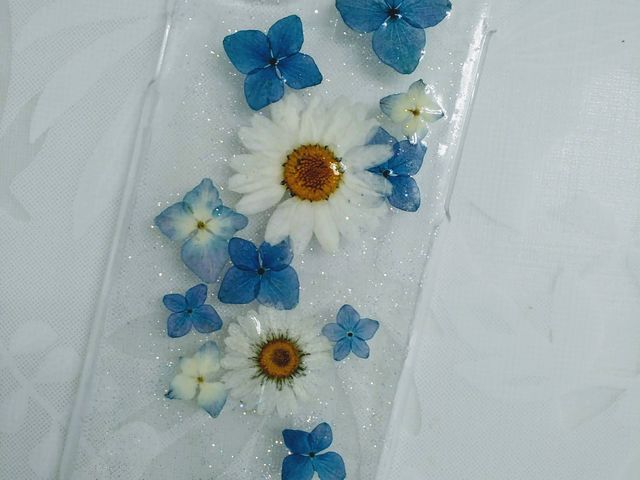 スマホケースに押し花でデザインできます
ご自分のスマートフォンにあうケースをお持ち下されば簡単に花柄のケースができます
花やコート液はこちらのものも使えます_アートスペース 葉菜Ohana