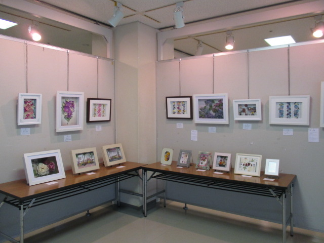 お教室の生徒さまの展示会です 100点近く展示できました 多くのかたがいらして楽しかったです_アートスペース 葉菜Ohana